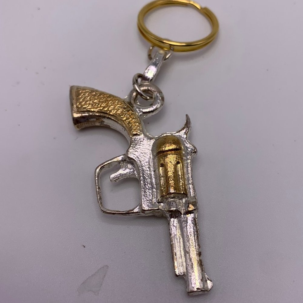 🐱 5 for $10. GOLD GUN KEYCHAIN